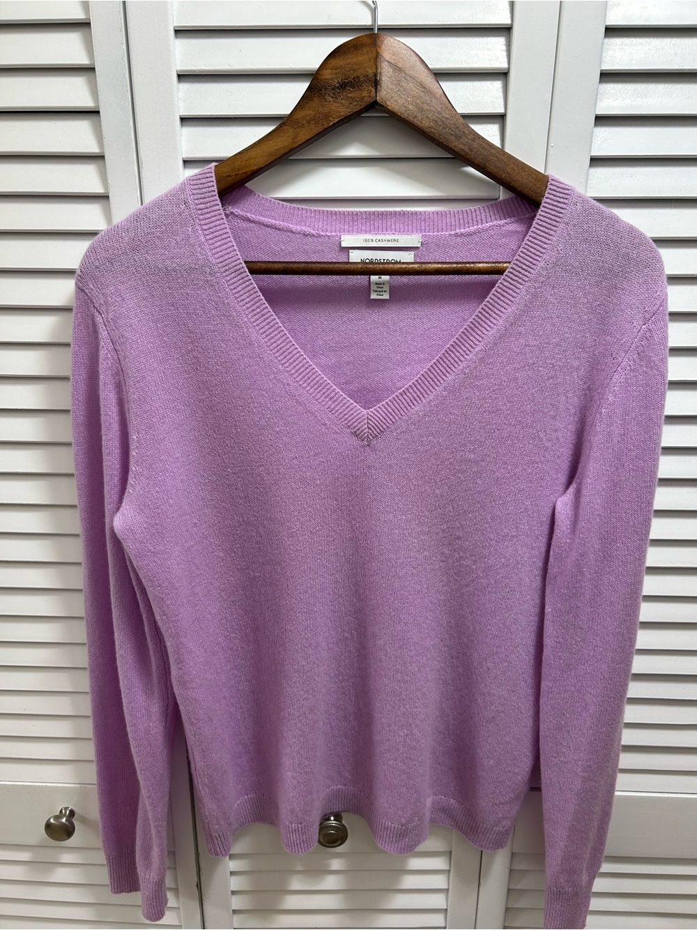 Nordstrom Lavender V-Neck Cashmere Sweater Size M